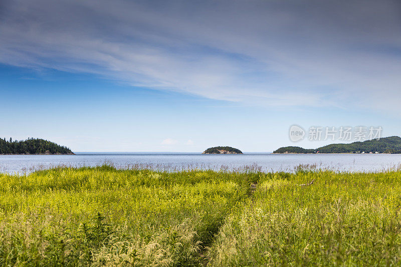 在圣劳伦斯河的南岸，美丽的国家比克公园(Bic Park)，这是Parcs Québec网络的一部分，在Bas Saint- laurent(下圣劳伦斯)地区。